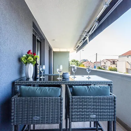 Lola Apartman *